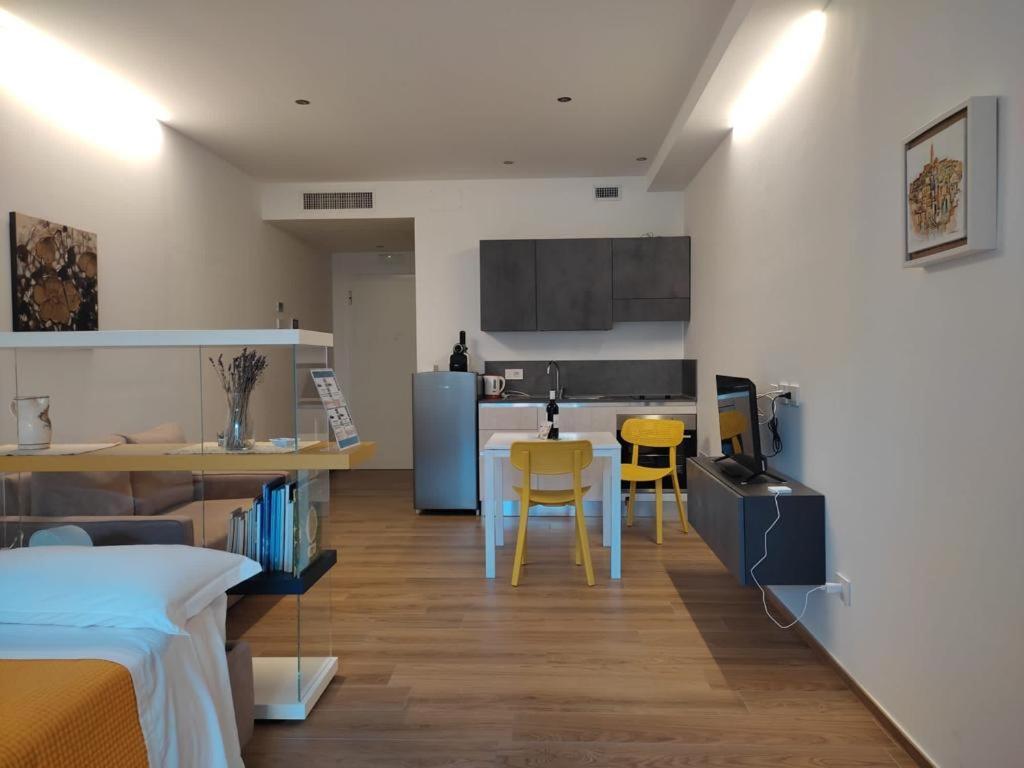 Domus13-With Private Parking Apartment Bari Exterior photo